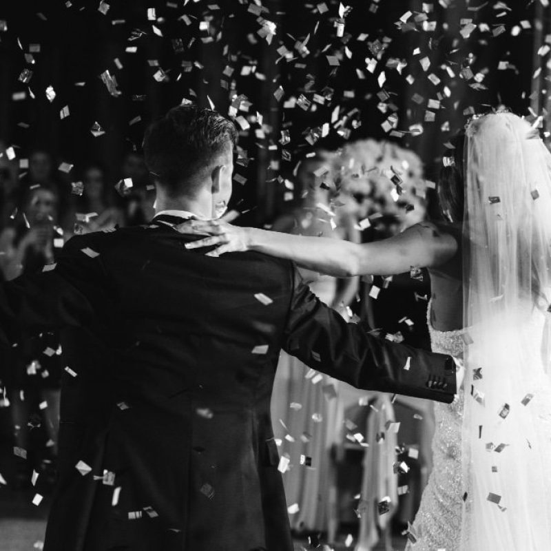 Grupo musical actuando en una boda en Madrid, con repertorio en directo de rumbas, flamenco-pop y canciones personalizadas para ceremonia y fiesta.